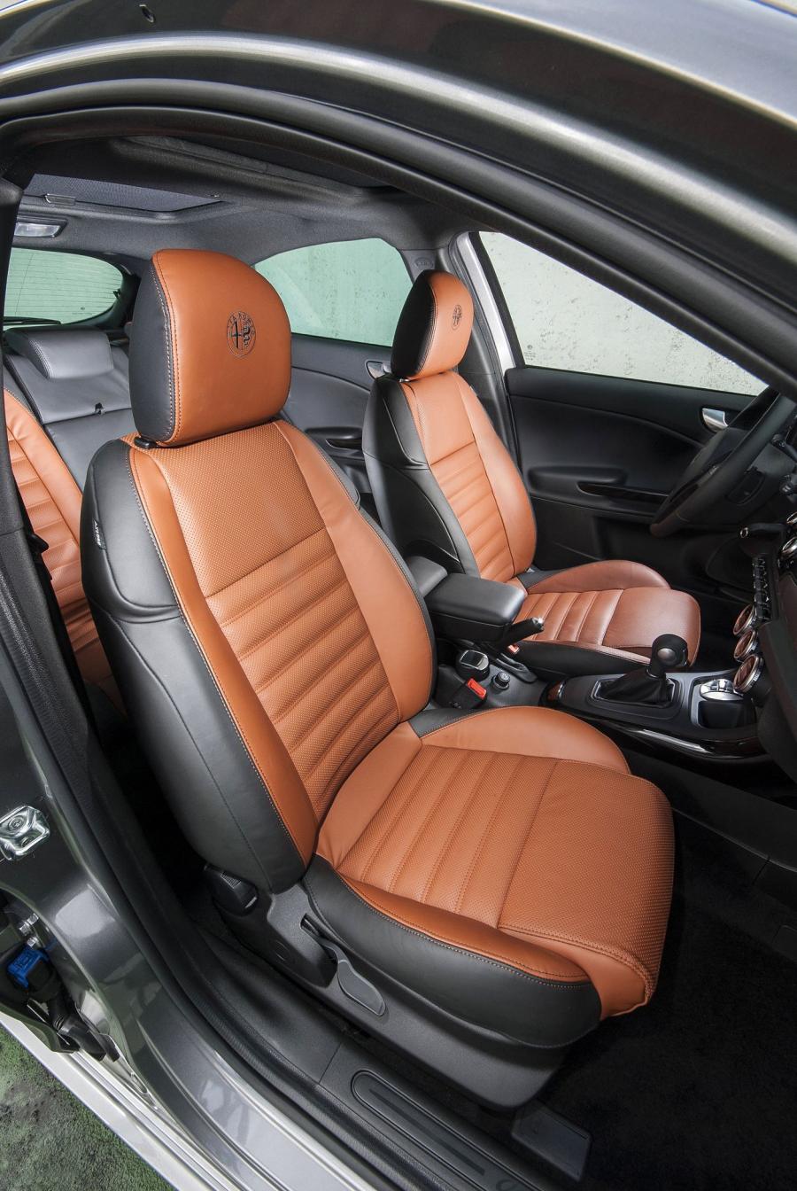 Интерьер Alfa Romeo Giulietta Collezione (940) 2012 года  (фото 3 из 15)